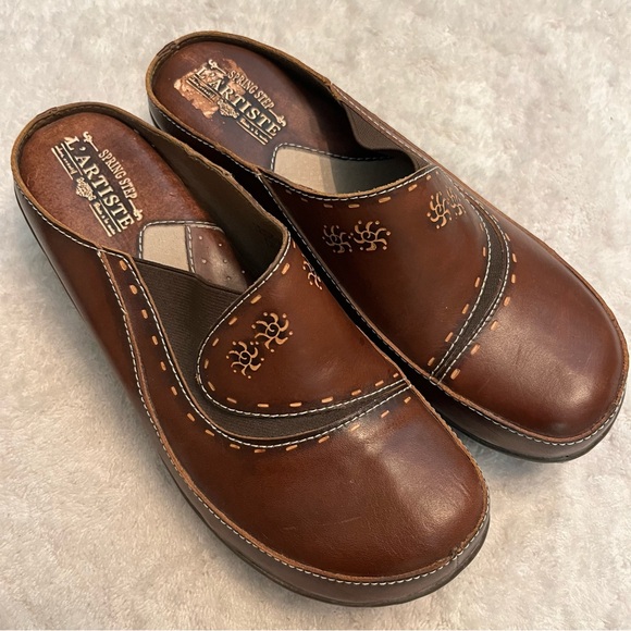 L'Artiste CHINO Brown Clogs Size 41 NWOT